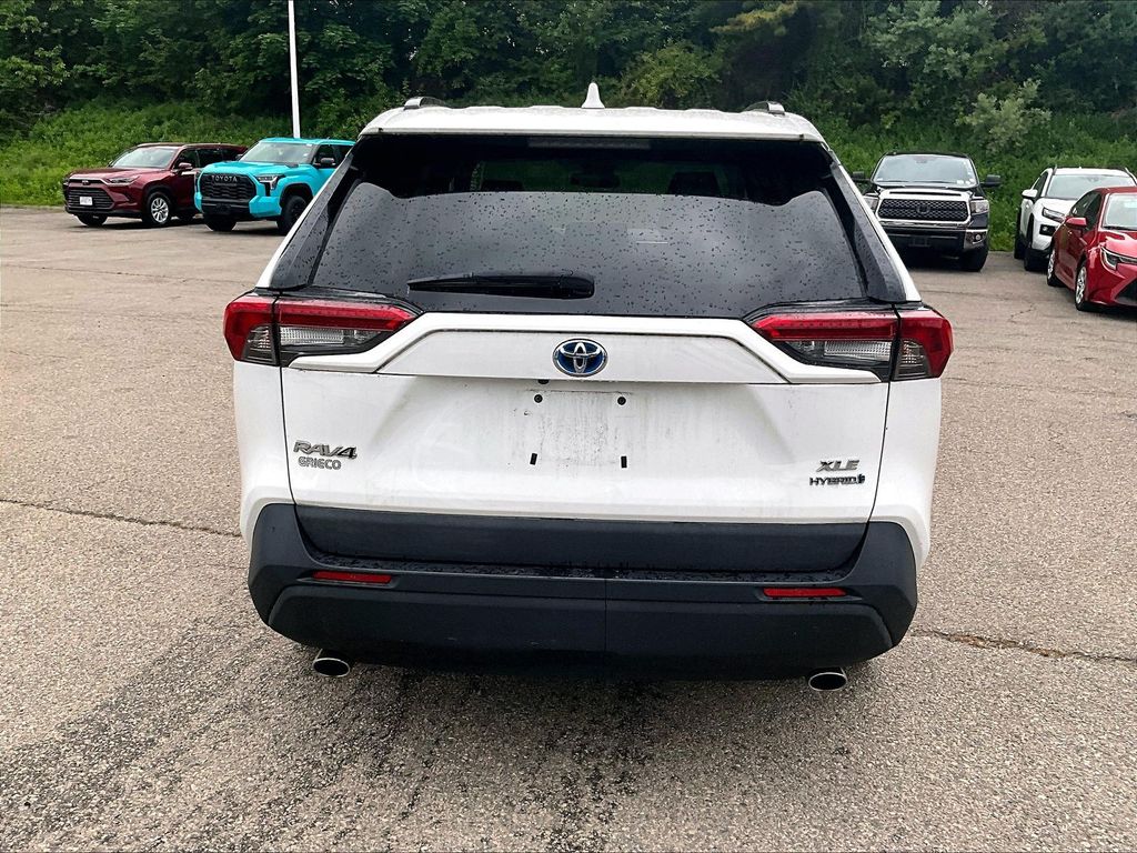 2021 Toyota RAV4 Hybrid — photo 10