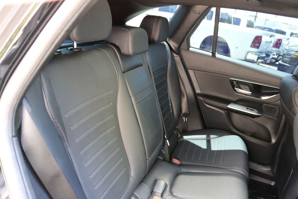 Used 2025  Mercedes-Benz GLC 300 image 17