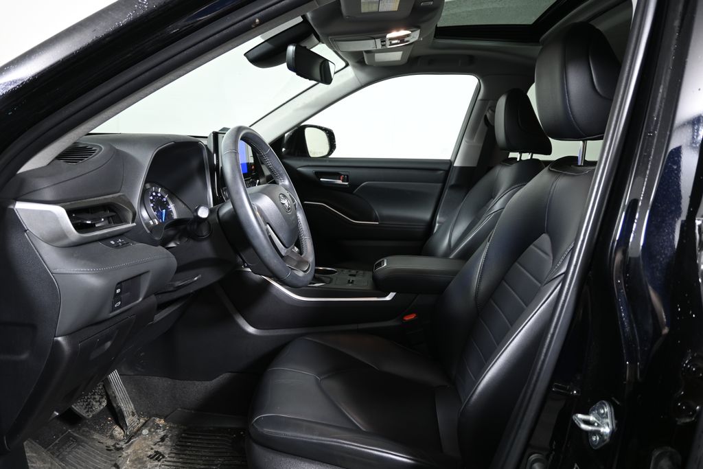Thumbnail: 2023 Toyota Highlander - 3