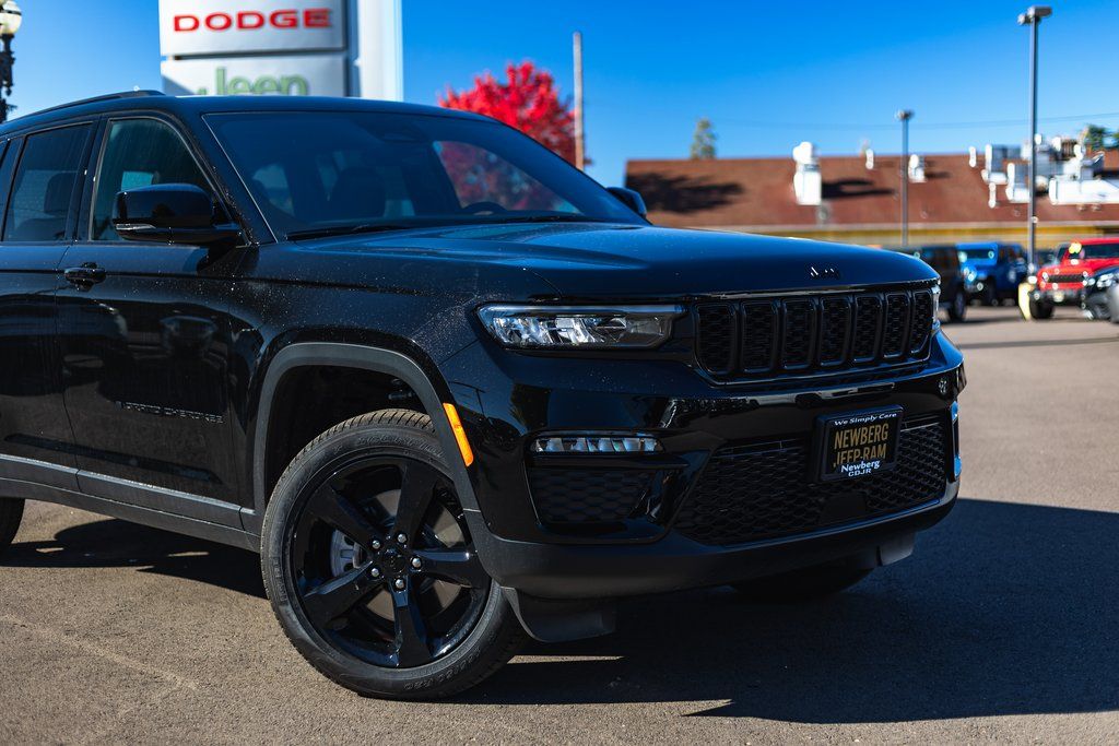 2025 Jeep Grand Cherokee Limited thumbnail 3