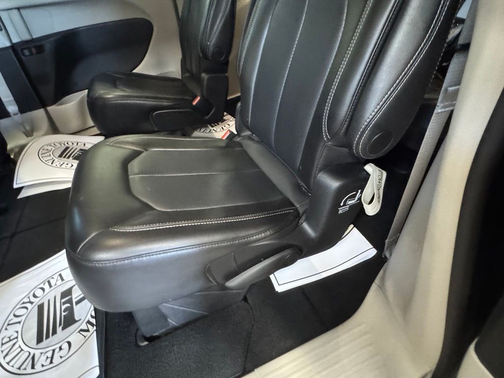 Used 2023 Chrysler Pacifica Van