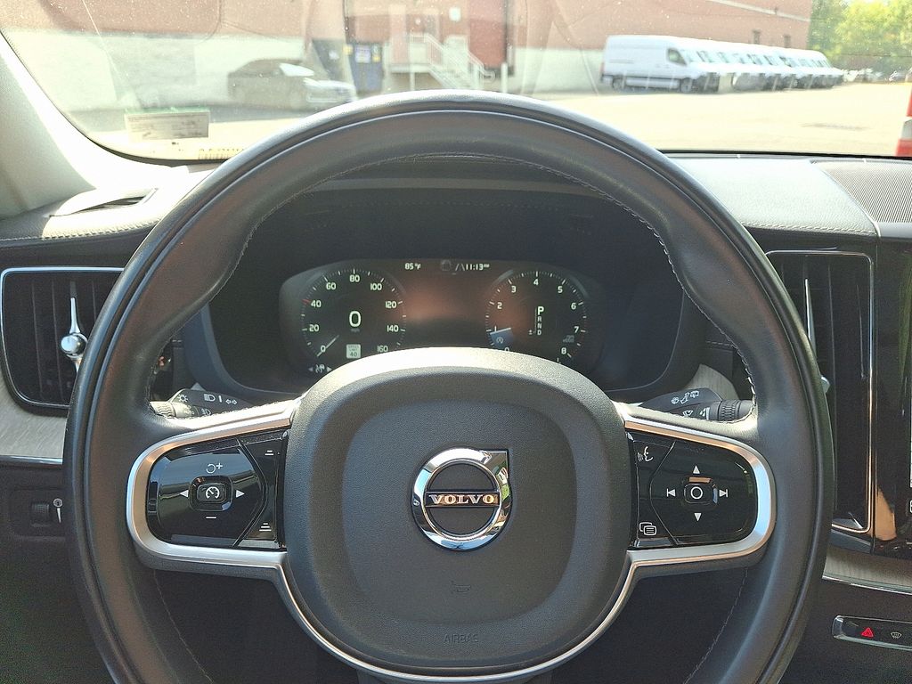Thumbnail: 2018 Volvo XC60 - 19