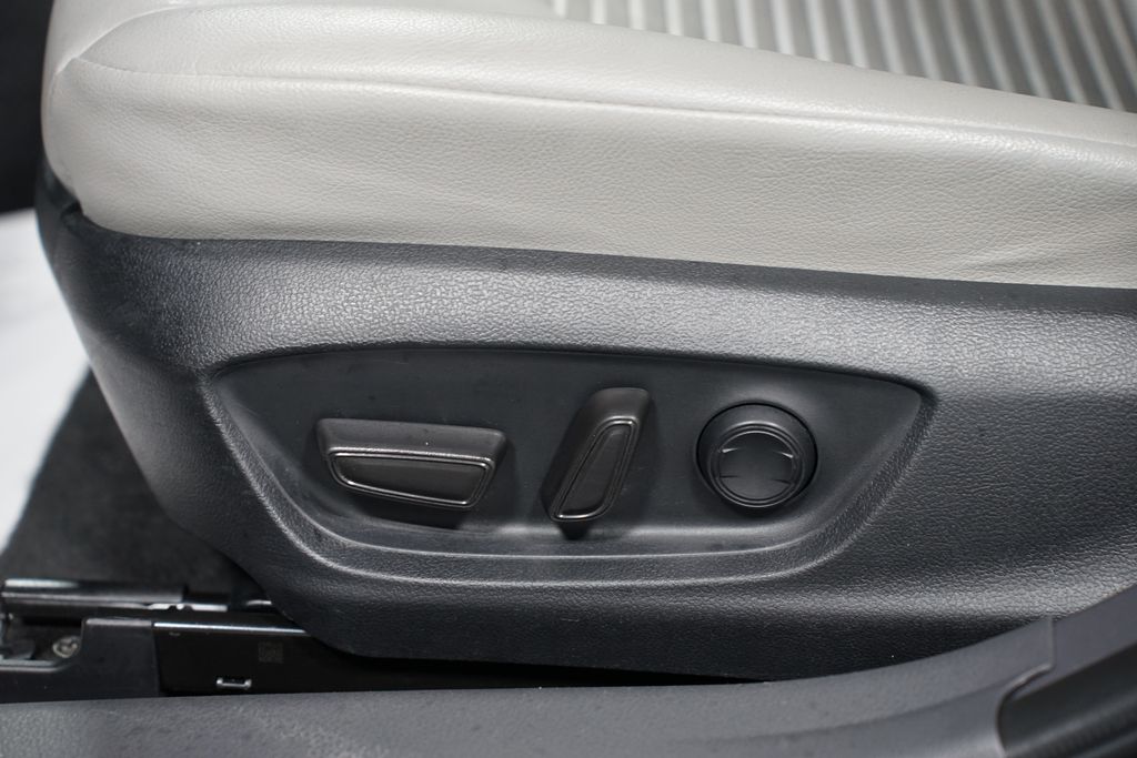 Thumbnail: 2023 Toyota Camry - 31