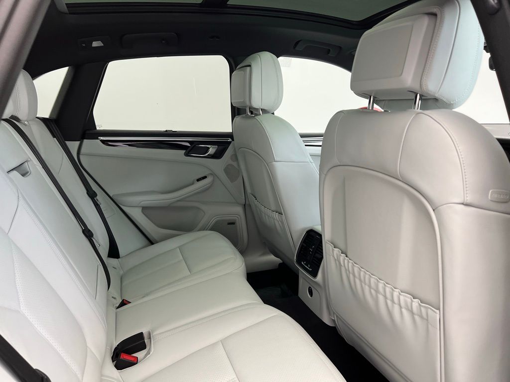 Thumbnail: 2025 Porsche Macan - 16