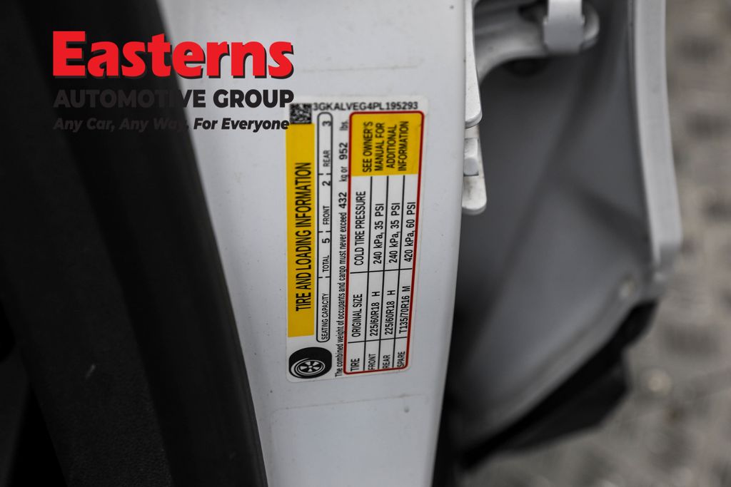 Used 2023 White GMC SLT image 35
