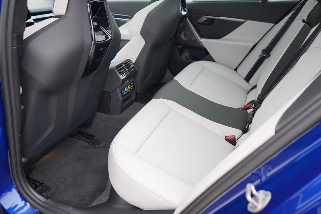 Thumbnail: 2026 BMW M5 - 24