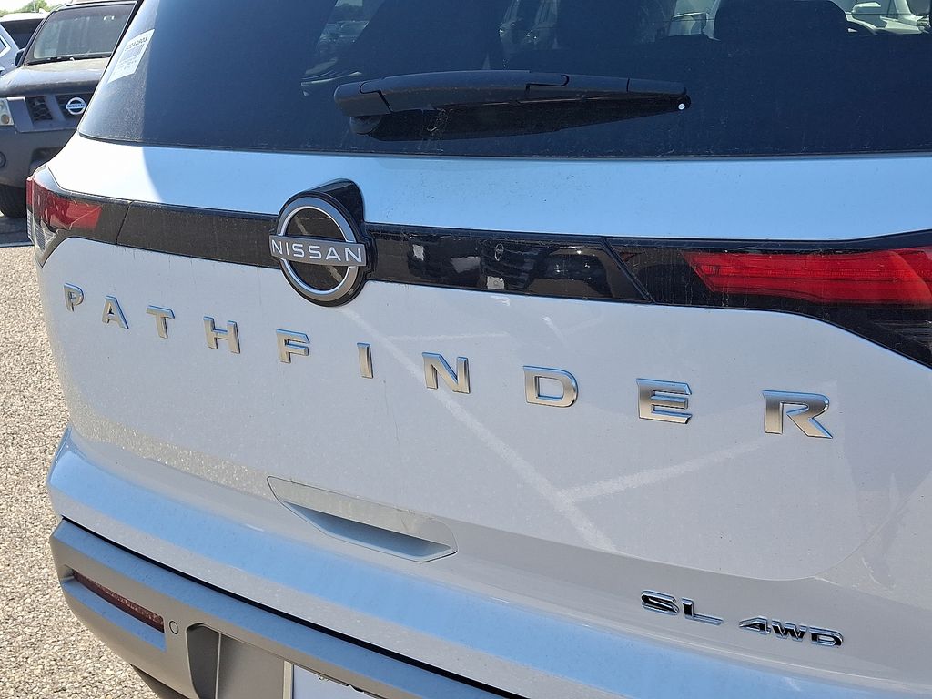 2025 Nissan Pathfinder SL 11