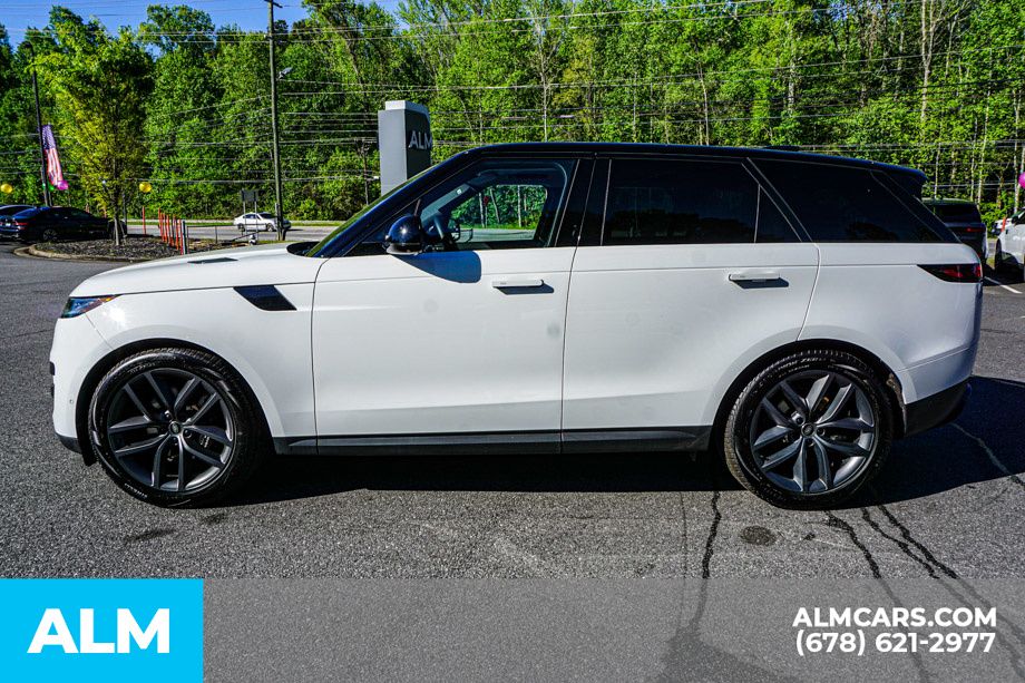 Used 2023 White Land Rover SE image 7