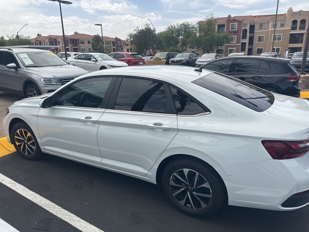 Thumbnail: 2023 Volkswagen Jetta - 10