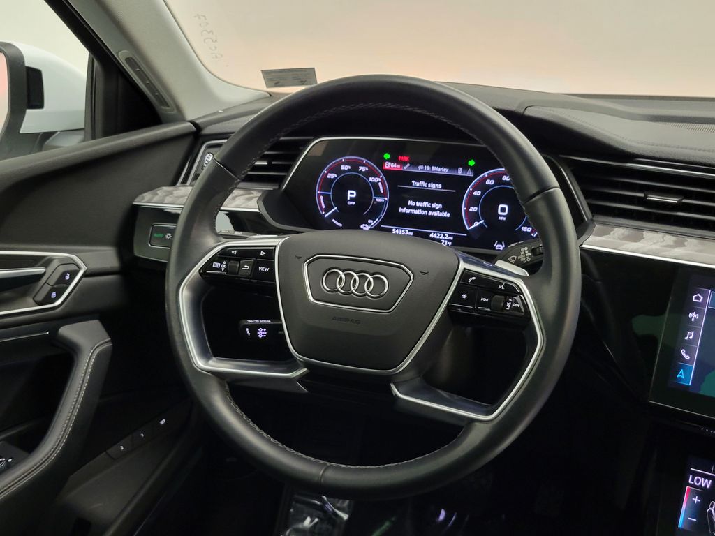 Thumbnail: 2023 Audi e-tron - 15