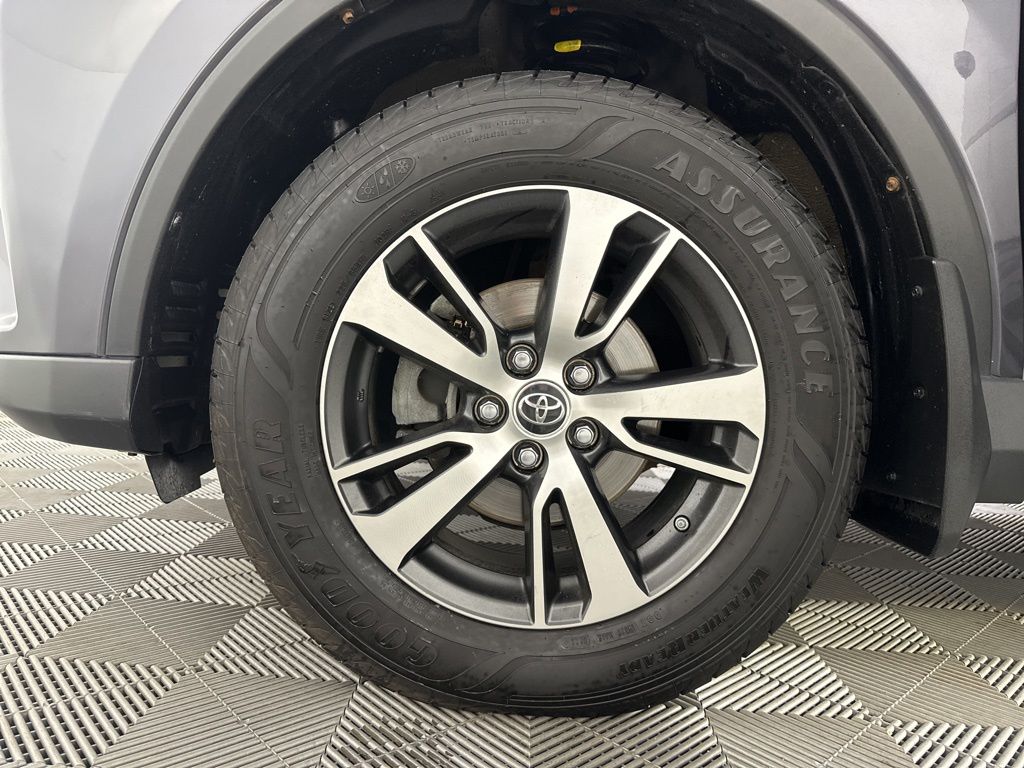 Used 2018 Gray Toyota XLE image 9