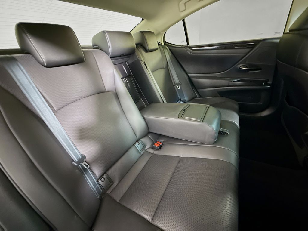 Thumbnail: 2020 Lexus ES - 28
