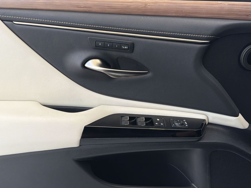 Thumbnail: 2023 Lexus ES - 29