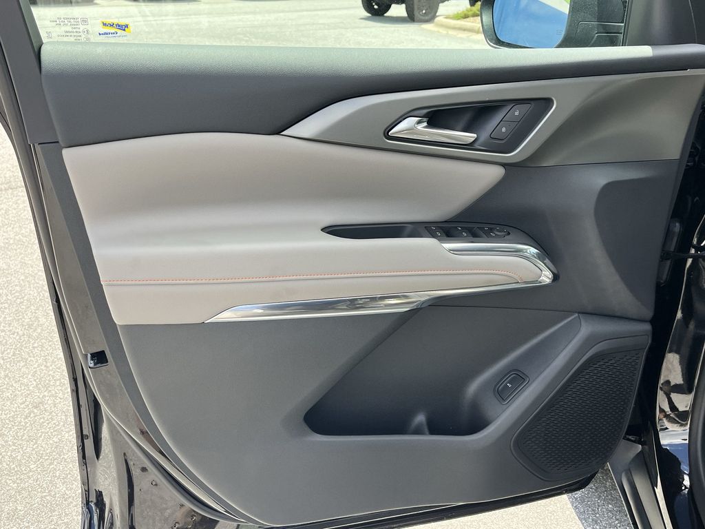 2025 Chevrolet Traverse LT photo