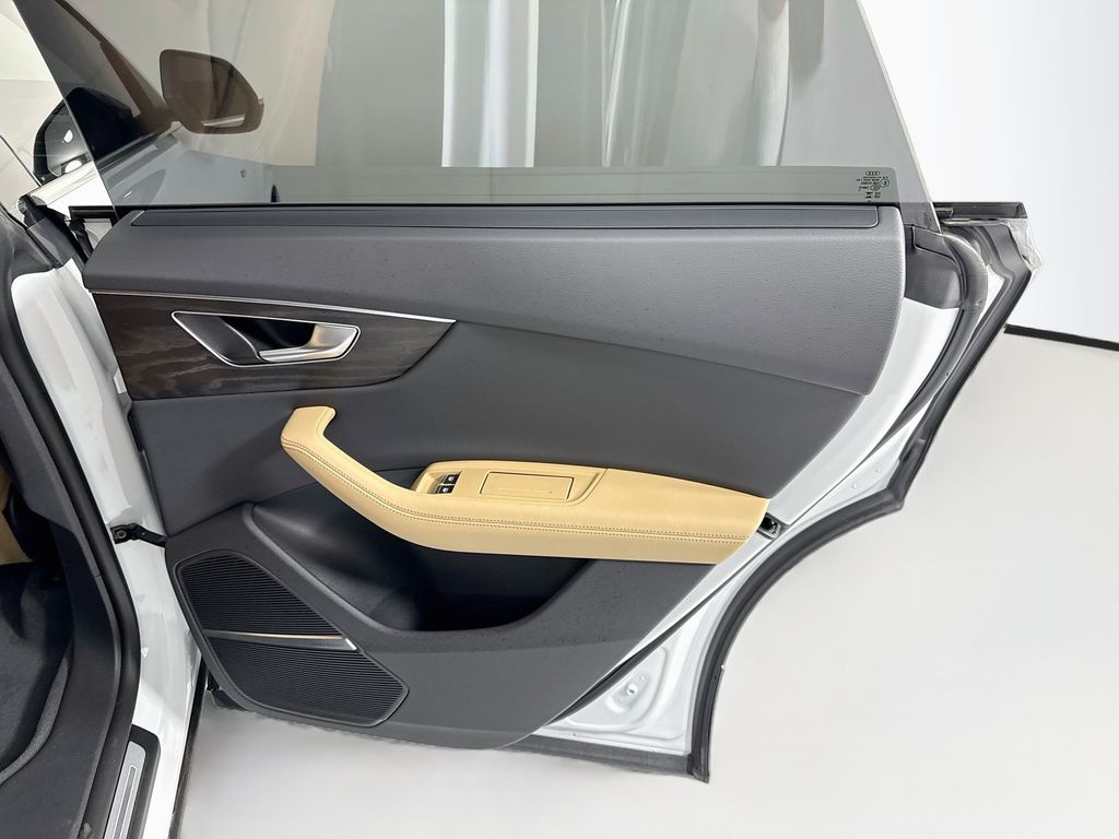 Thumbnail: 2027 Audi Q8 - 28