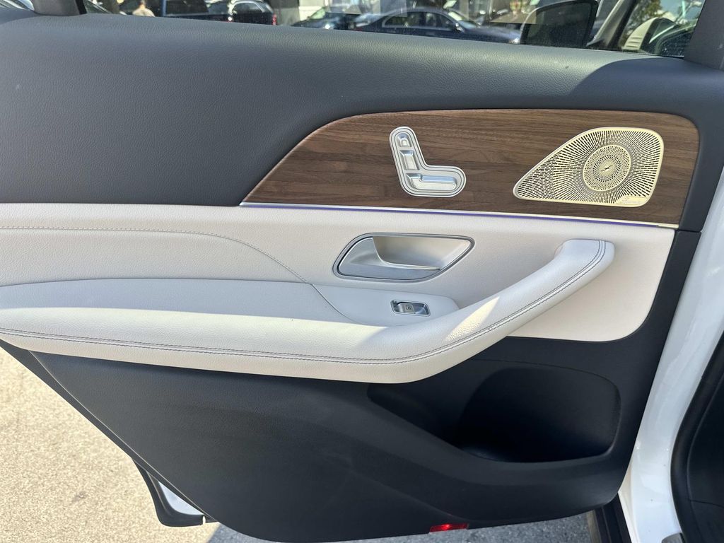 Thumbnail: 2024 Mercedes-Benz GLS - 30