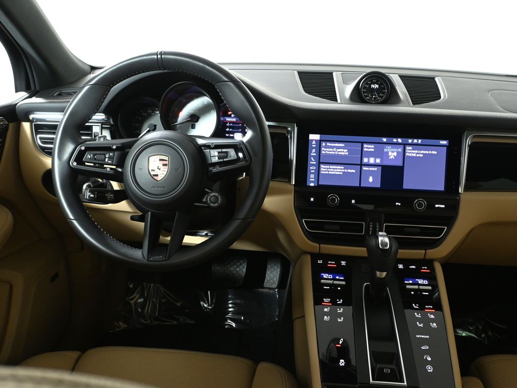 Thumbnail: 2025 Porsche Macan - 16