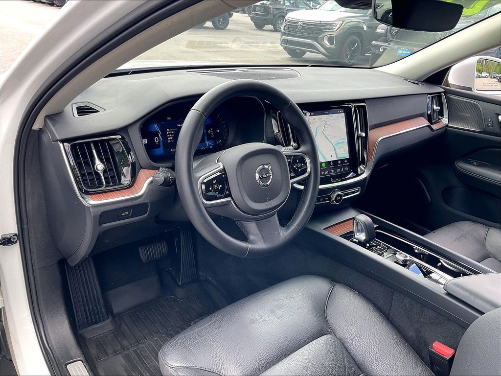 2025 Volvo V60 Cross Country — photo 8