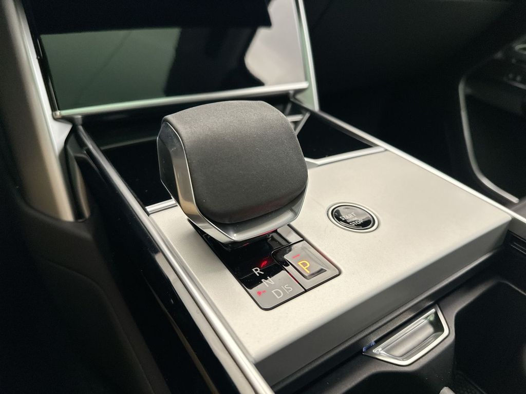 Thumbnail: 2025 Land Rover Range Rover - 12