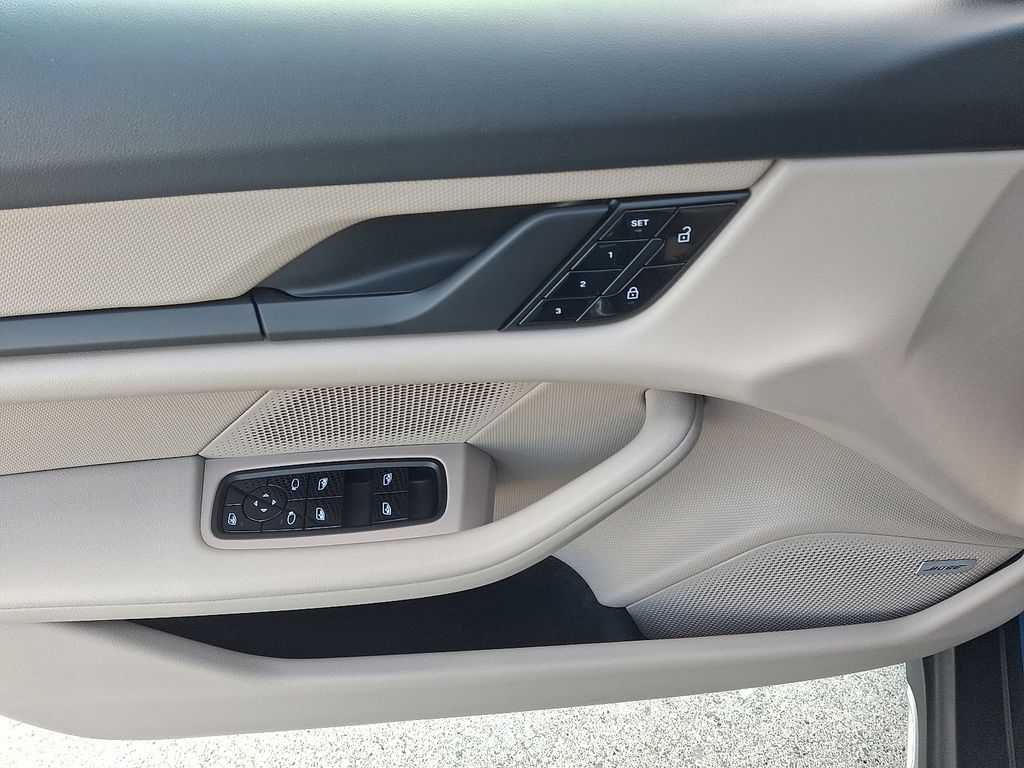 Thumbnail: 2021 Porsche Taycan - 14