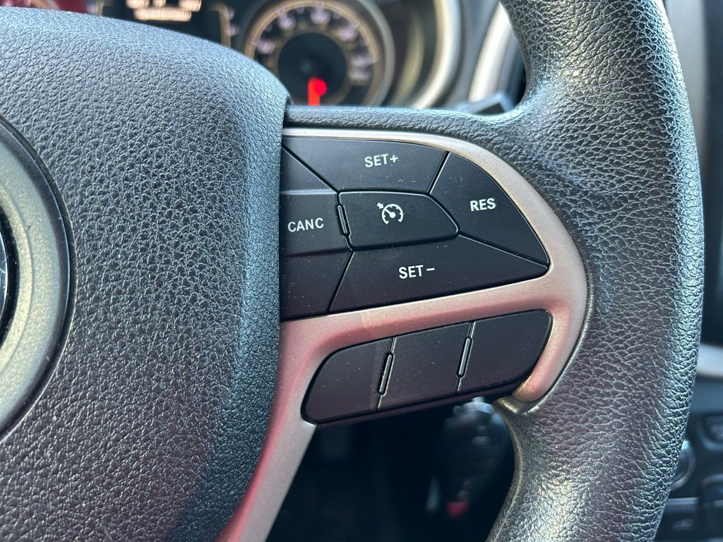 Thumbnail: 2018 Jeep Cherokee - 17