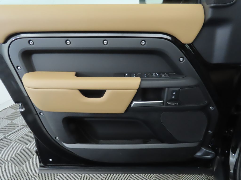 2025 Land Rover Defender 110 25