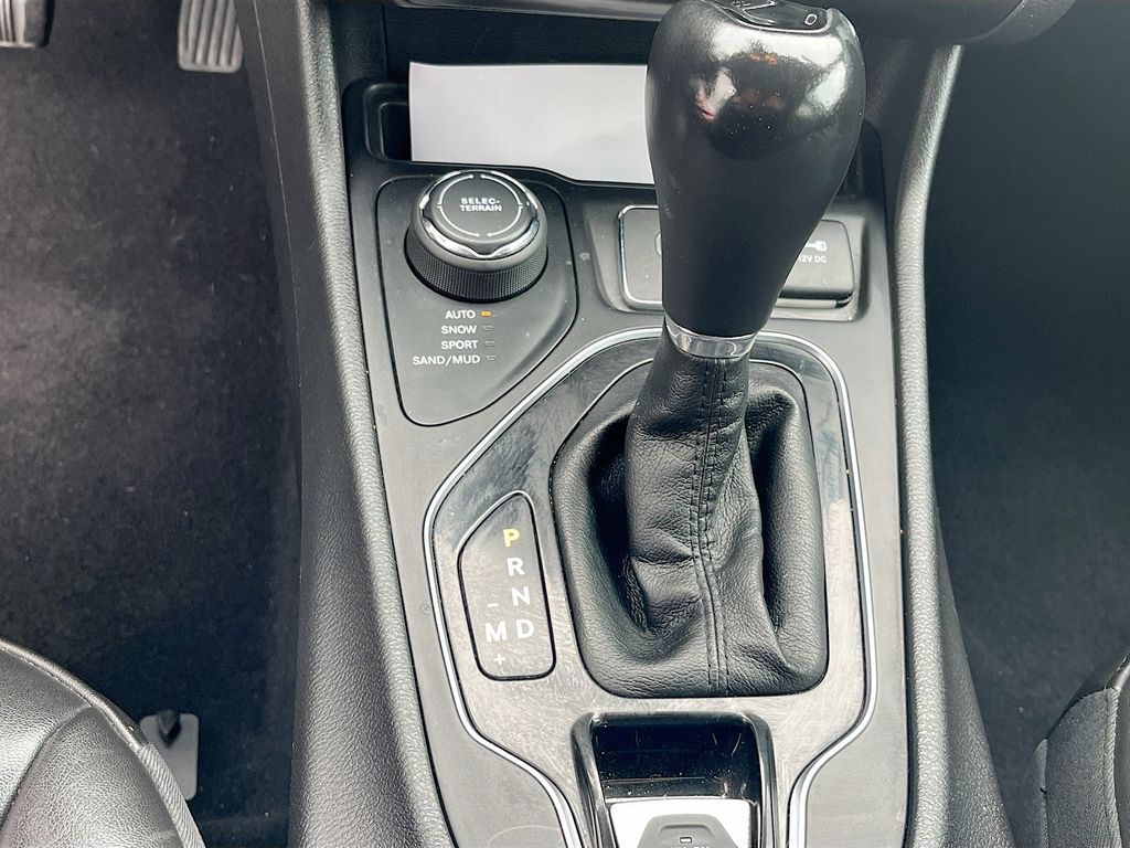 Used 2019 Silver Jeep Latitude Plus image 17