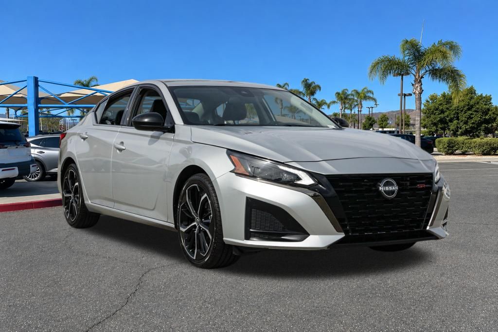 Brilliant Silver Metallic 2024 Nissan Altima Sedan Front-Wheel Drive Continuously Variable Transmission
