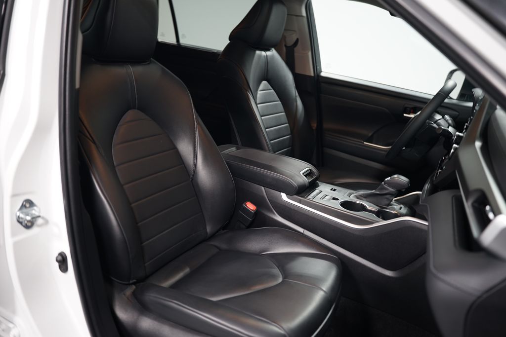 2022 Toyota Highlander XLE 28