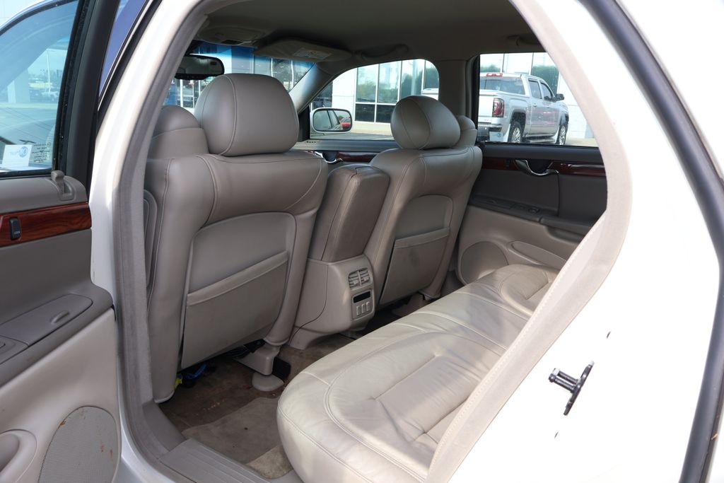 2001 Cadillac DeVille Base 31