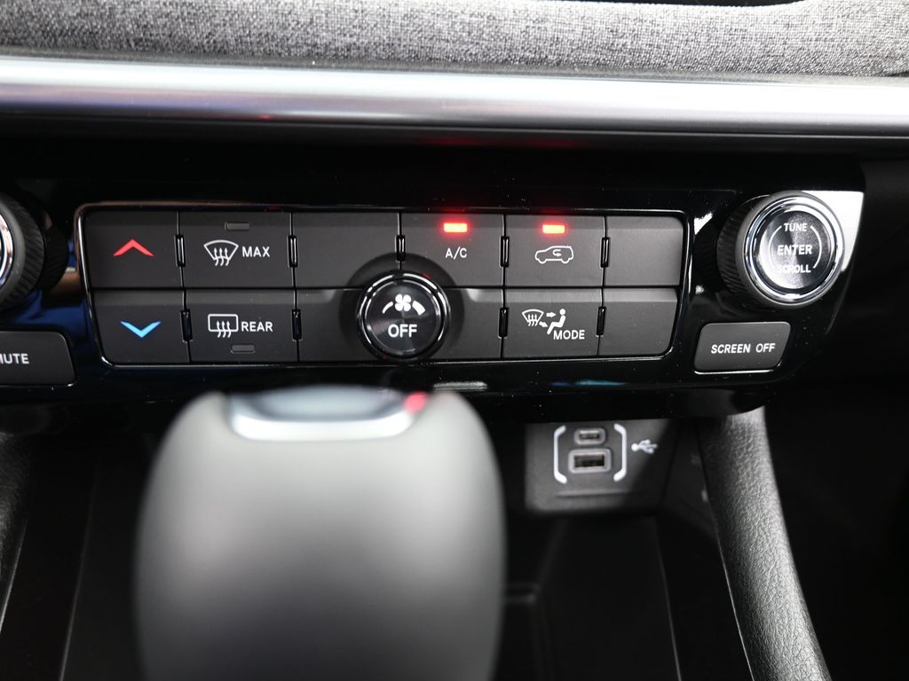 New 2026 Bright White Clearcoat Jeep Latitude image 19