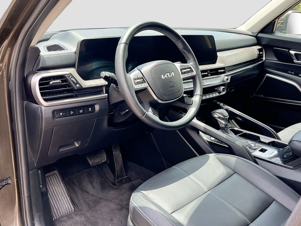 Used 2024 Green Kia EX image 9