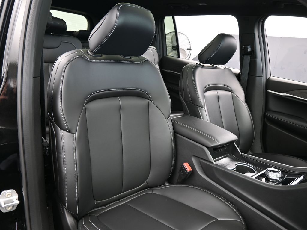 New 2026 Diamond Black Crystal Pearlcoat Jeep Limited image 42
