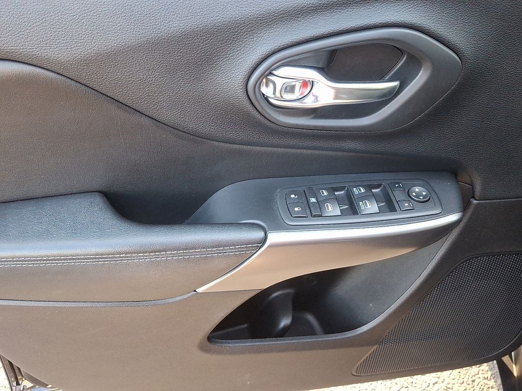 Thumbnail: 2020 Jeep Cherokee - 13