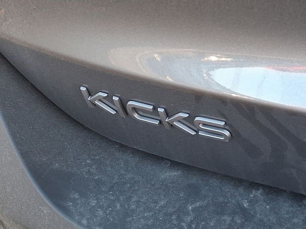 2025 Nissan Kicks SR 5