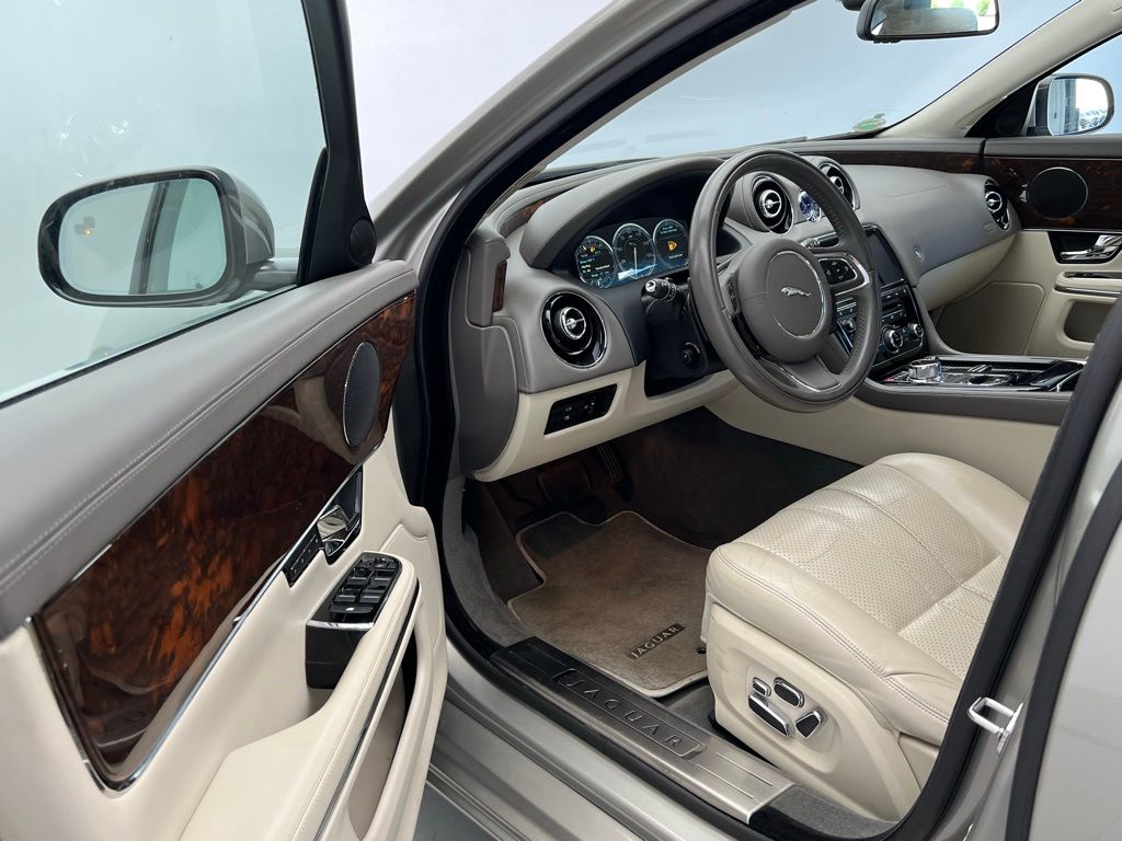 2012 Jaguar XJ Base 24