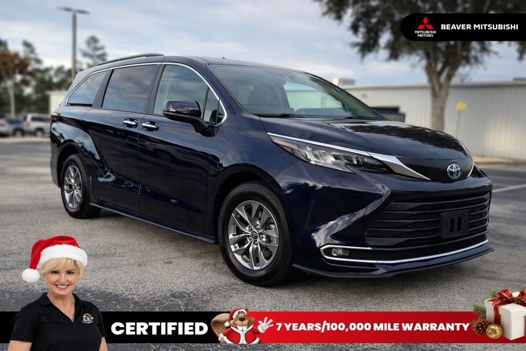 2024 Toyota Sienna XLE's photo