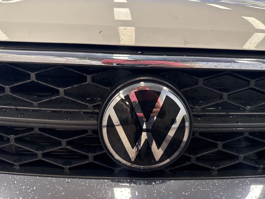 2023 Volkswagen Taos SE photo 3