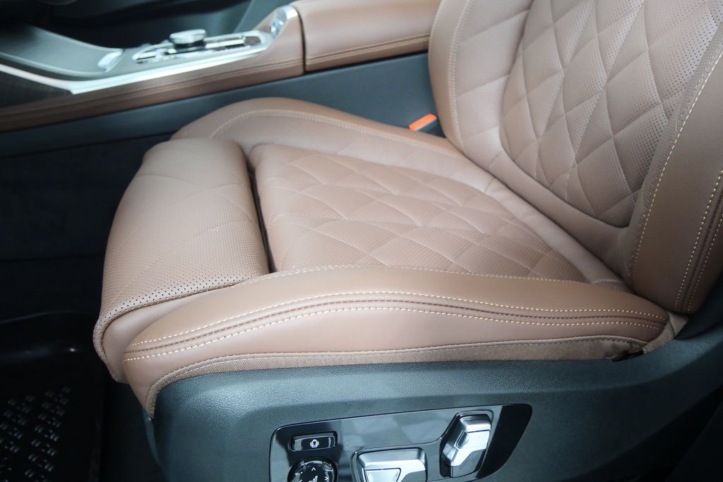 Thumbnail: 2026 BMW X7 - 9