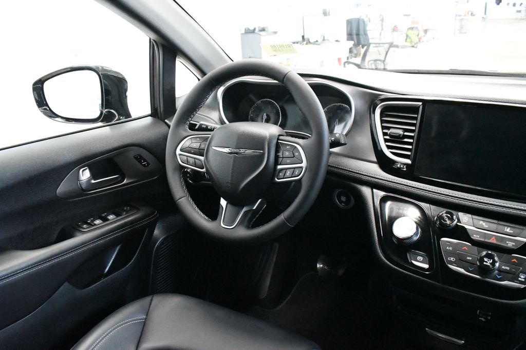 Used 2026 Black Chrysler Select image 29