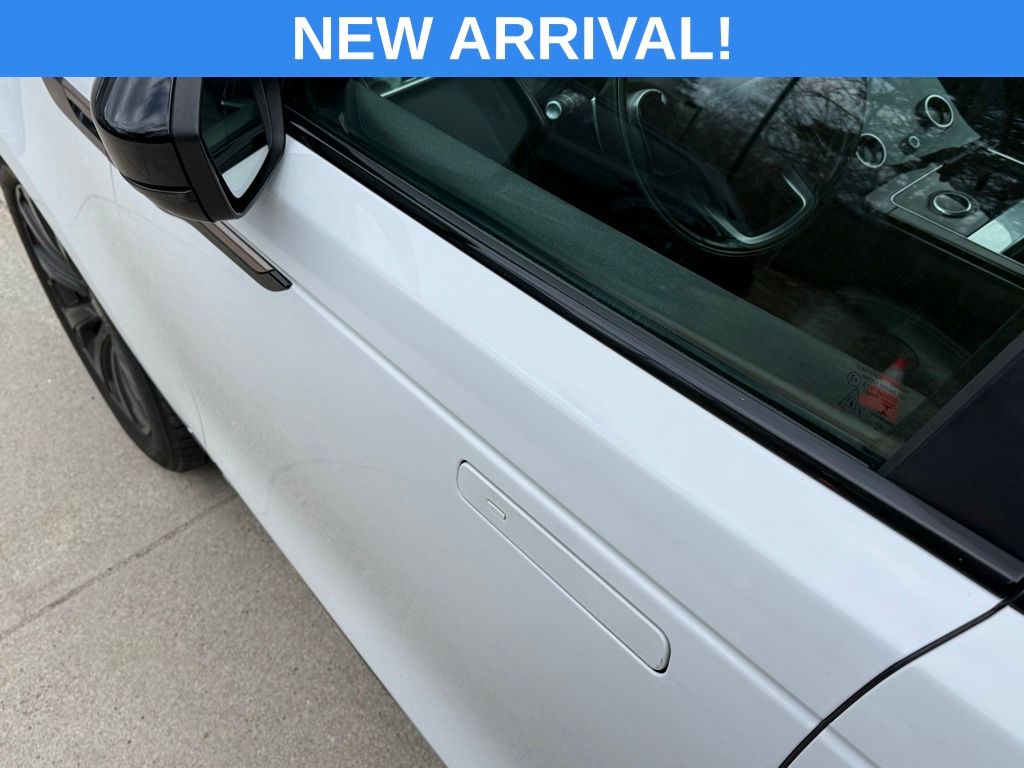 Used 2019 White Land Rover SE R-Dynamic image 24