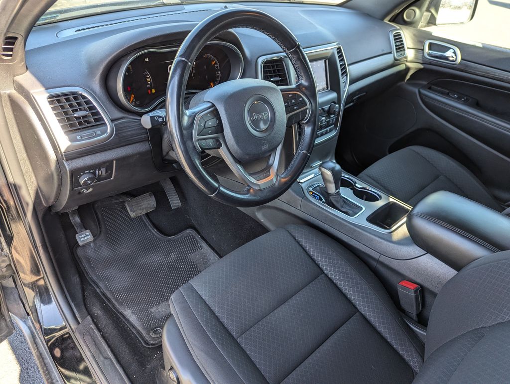 2019 Jeep Grand Cherokee Laredo E 24