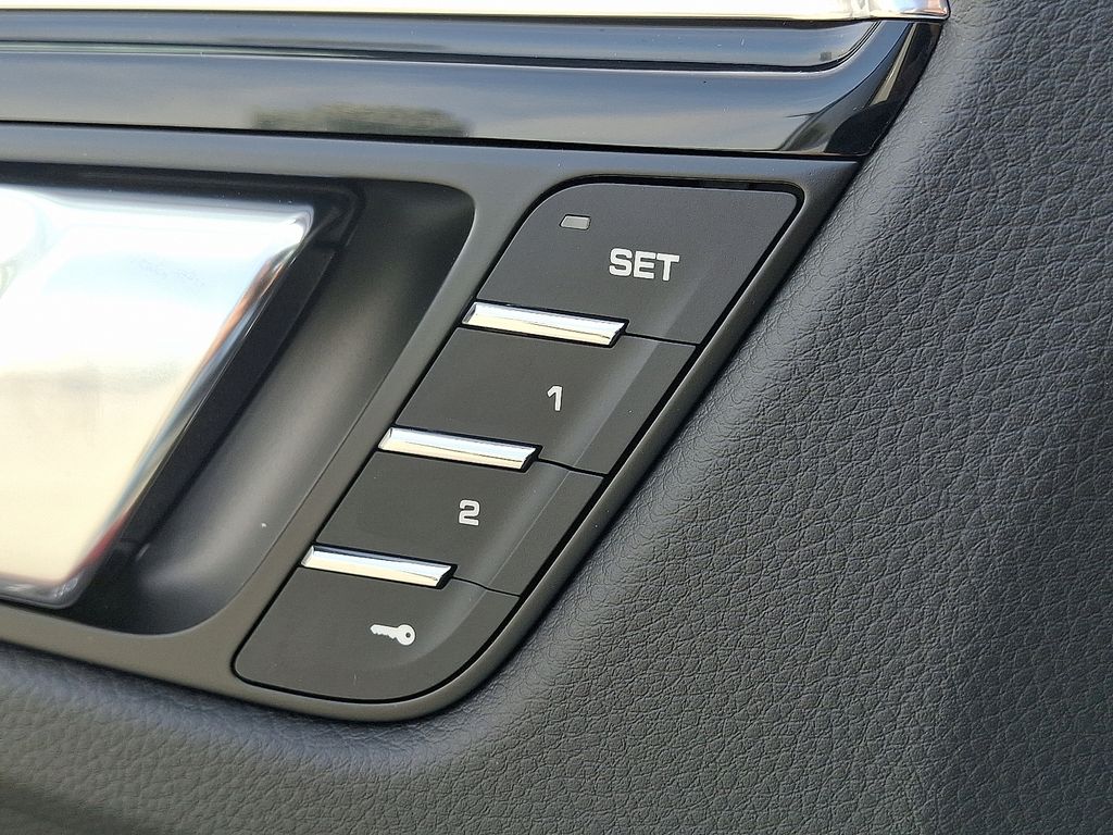 Thumbnail: 2026 Porsche Macan - 25