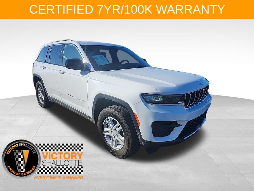 Bright White Clearcoat 2025 Jeep Grand Cherokee Laredo 4WD SUV / Crossover Four-Wheel Drive 8-Speed Automatic