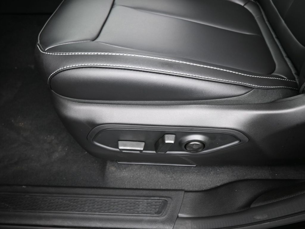 Used 2025 Diamond Black Crystal Pearlcoat Jeep Limited image 15