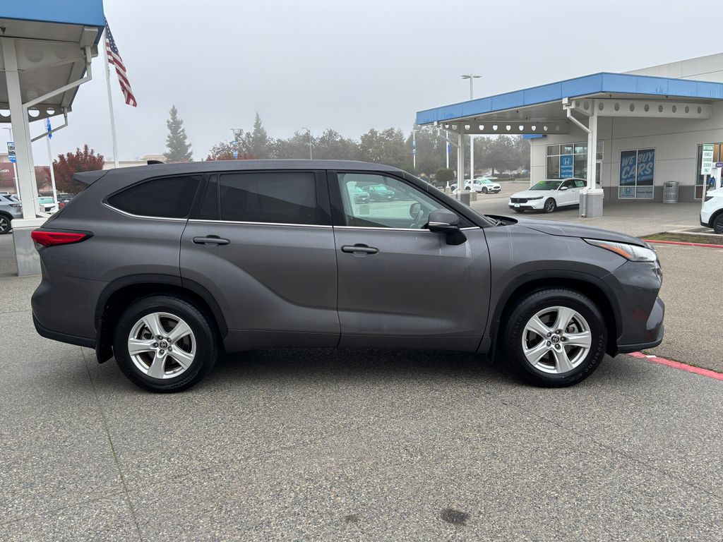 Thumbnail: 2022 Toyota Highlander - 4