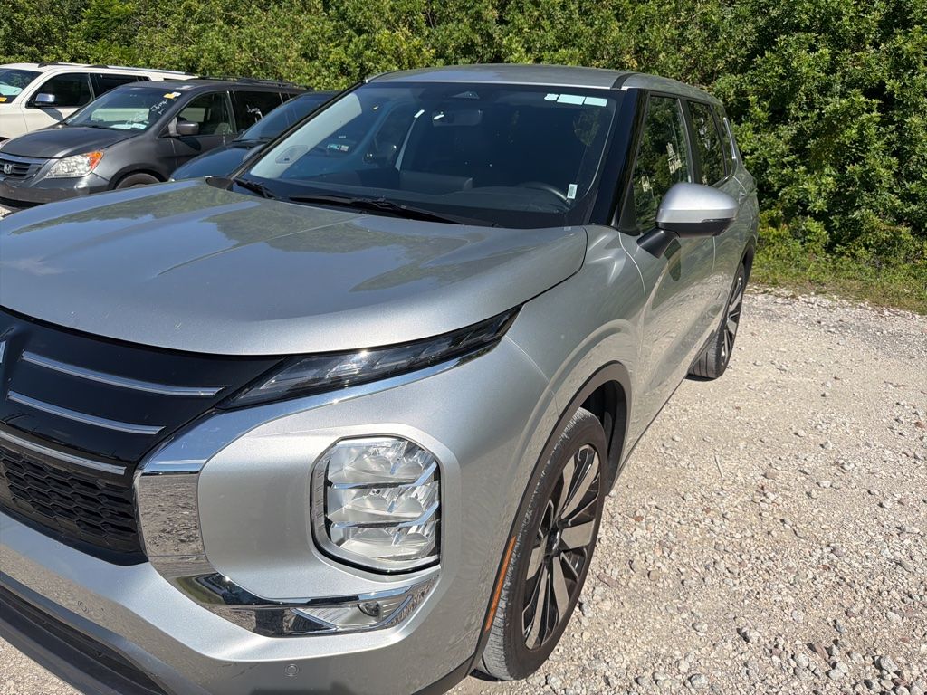 Silver 2025 Mitsubishi Outlander SE FWD SUV / Crossover Front-Wheel Drive Continuously Variable Transmission