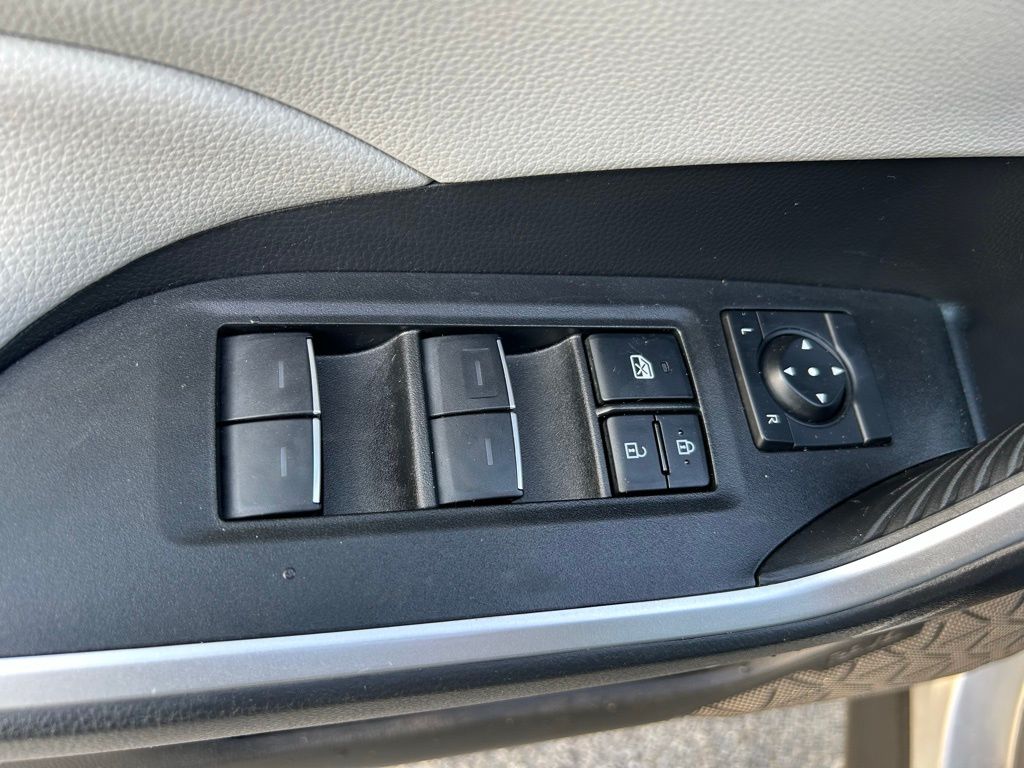 Thumbnail: 2023 Toyota RAV4 - 17