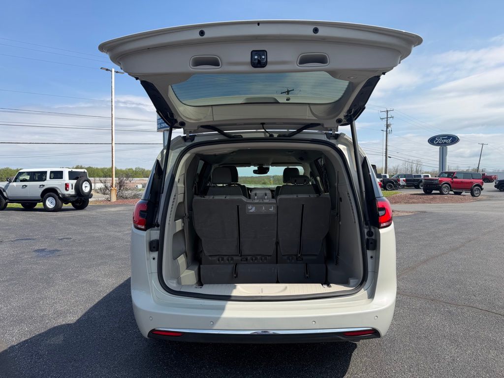 2021 Chrysler Pacifica Touring L - 4