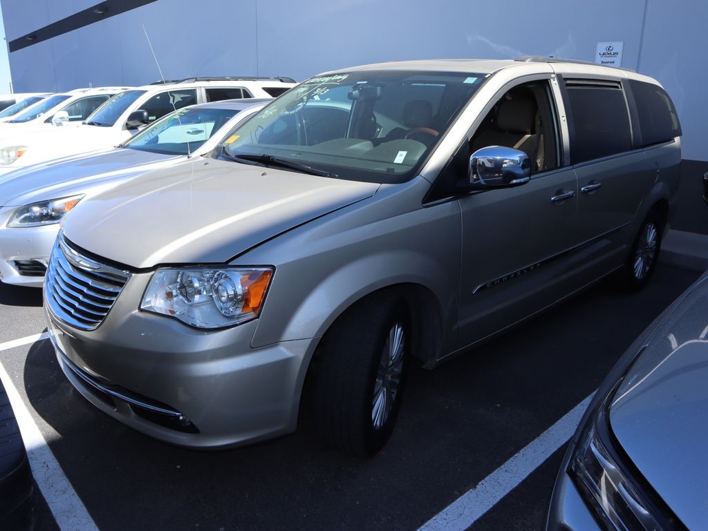 Thumbnail: 2015 Chrysler Town & Country - 3